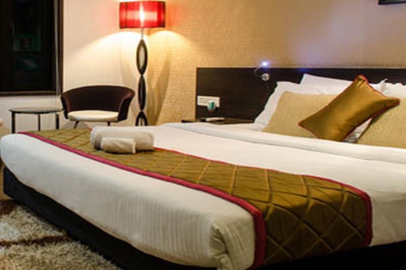 Hotel Siesta Hinjewadi Пюн Екстериор снимка