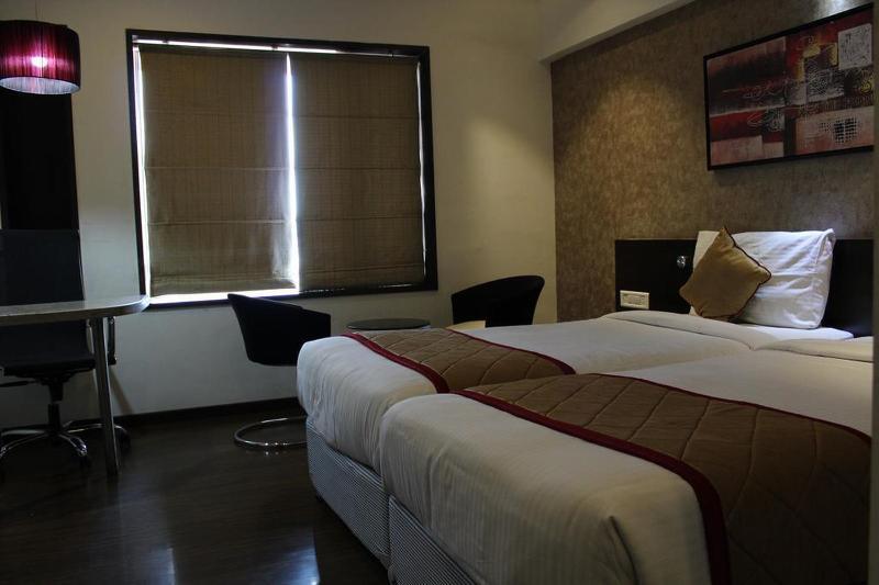 Hotel Siesta Hinjewadi Пюн Екстериор снимка