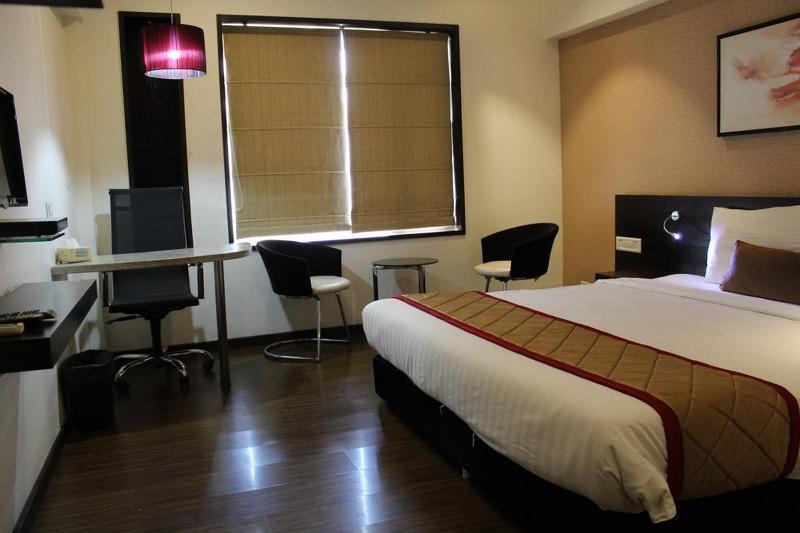 Hotel Siesta Hinjewadi Пюн Екстериор снимка
